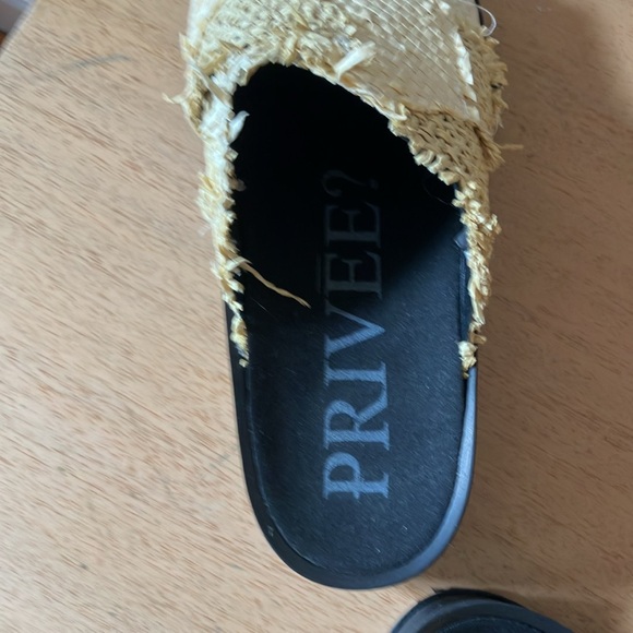 Collection Privee size 7 raffia slip on sandals - Picture 3 of 7